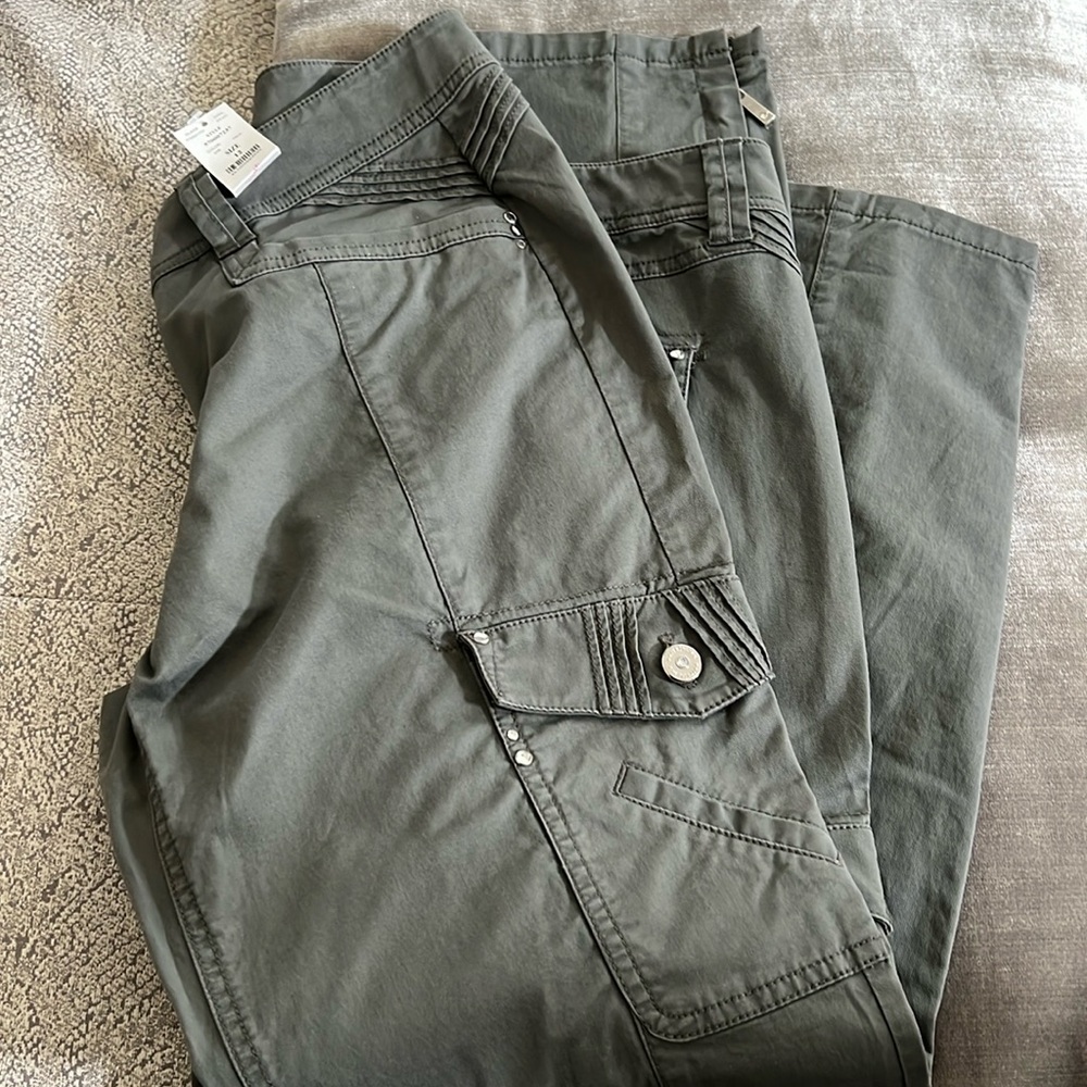 White House Black Market Cargo pants Size 12
Style#570007237 NWT